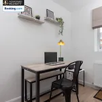 Сasa de vacaciones Luxuriou 5 Bedroom House By Homebird Management Short Lets & Serviced With Private Parking & Free Wifi