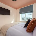 Сasa de vacaciones Luxuriou 5 Bedroom House By Homebird Management Short Lets & Serviced With Private Parking & Free Wifi