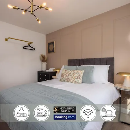 Luxuriou 5 Bedroom House By Homebird Management Short Lets & Serviced With Private Parking & Free Wifi Hébergement de vacances