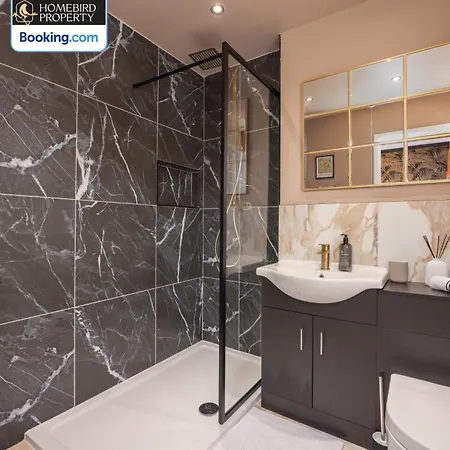 Luxuriou 5 Bedroom House By Homebird Management Short Lets & Serviced With Private Parking & Free Wifi Semesterbostad Leeds (West Yorkshire)