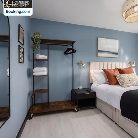 Semesterbostad Luxuriou 5 Bedroom House By Homebird Management Short Lets & Serviced With Private Parking & Free Wifi