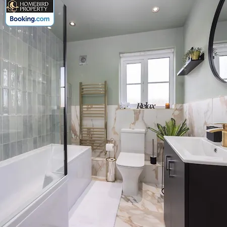 Hébergement de vacances Luxuriou 5 Bedroom House By Homebird Management Short Lets & Serviced With Private Parking & Free Wifi Leeds (West Yorkshire)