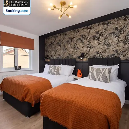 Luxuriou 5 Bedroom House By Homebird Management Short Lets & Serviced With Private Parking & Free Wifi Leeds