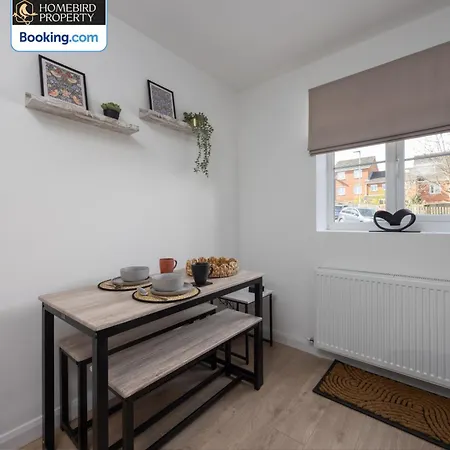 Luxuriou 5 Bedroom House By Homebird Management Short Lets & Serviced With Private Parking & Free Wifi * Leeds (West Yorkshire)