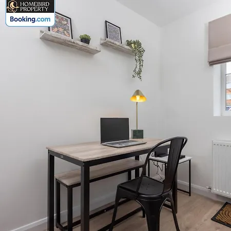 Semesterbostad Luxuriou 5 Bedroom House By Homebird Management Short Lets & Serviced With Private Parking & Free Wifi