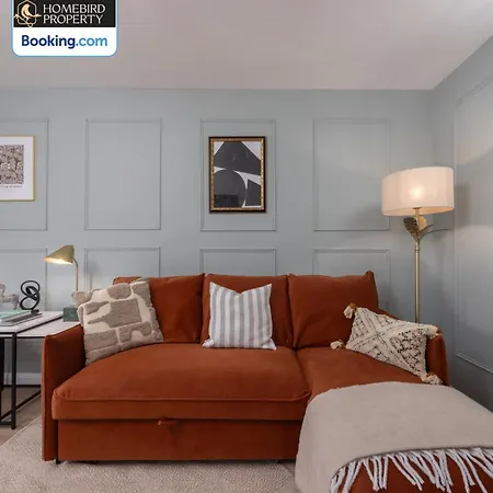 Semesterbostad Luxuriou 5 Bedroom House By Homebird Management Short Lets & Serviced With Private Parking & Free Wifi *