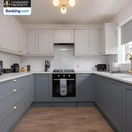 Luxuriou 5 Bedroom House By Homebird Management Short Lets & Serviced With Private Parking & Free Wifi Hébergement de vacances *