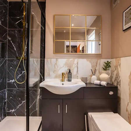 בית נופש Luxuriou 5 Bedroom House By Homebird Management Short Lets & Serviced With Private Parking & Free Wifi לידס