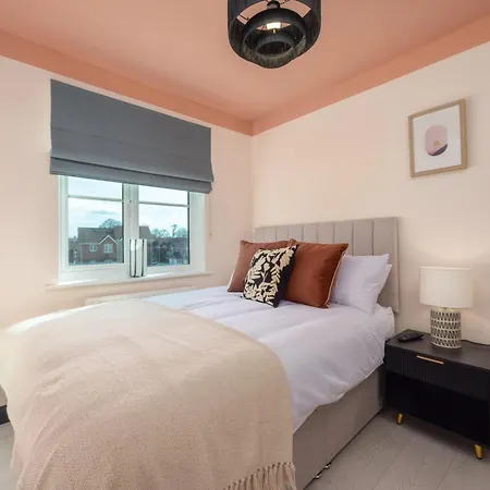 Semesterbostad Luxuriou 5 Bedroom House By Homebird Management Short Lets & Serviced With Private Parking & Free Wifi *