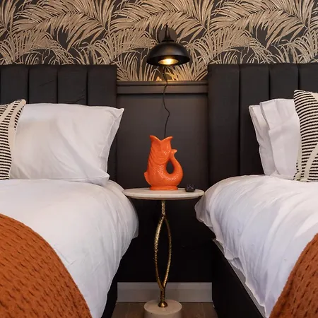 Luxuriou 5 Bedroom House By Homebird Management Short Lets & Serviced With Private Parking & Free Wifi Hébergement de vacances Leeds (West Yorkshire)