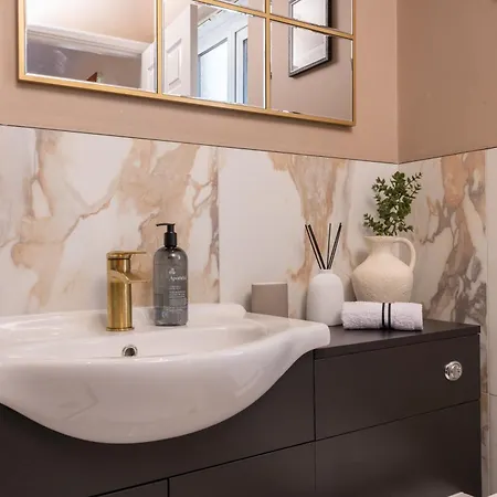 Luxuriou 5 Bedroom House By Homebird Management Short Lets & Serviced With Private Parking & Free Wifi Semesterbostad *