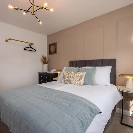 Hébergement de vacances Luxuriou 5 Bedroom House By Homebird Management Short Lets & Serviced With Private Parking & Free Wifi *