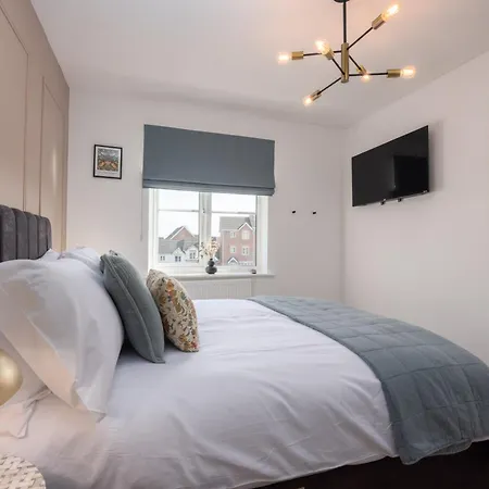 Luxuriou 5 Bedroom House By Homebird Management Short Lets & Serviced With Private Parking & Free Wifi בית נופש