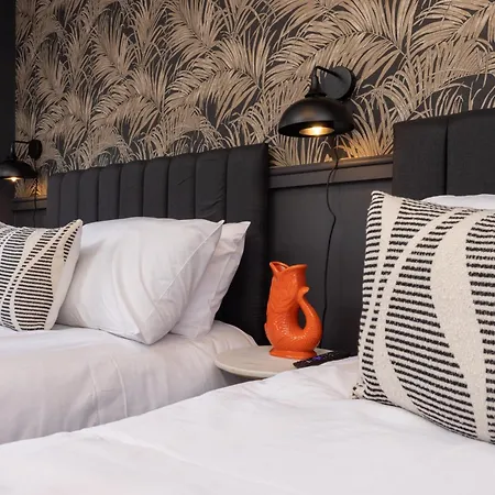 Luxuriou 5 Bedroom House By Homebird Management Short Lets & Serviced With Private Parking & Free Wifi * Leeds (West Yorkshire)