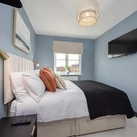 Luxuriou 5 Bedroom House By Homebird Management Short Lets & Serviced With Private Parking & Free Wifi * Leeds