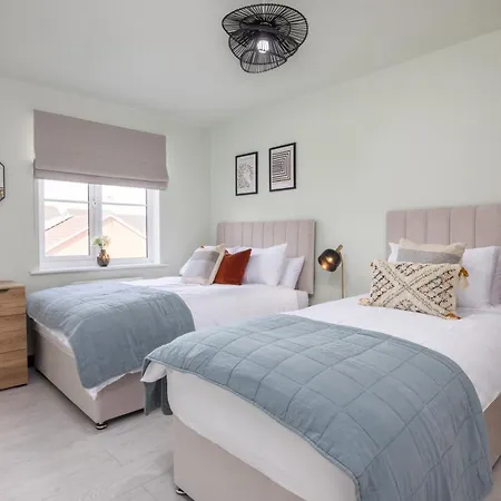 Luxuriou 5 Bedroom House By Homebird Management Short Lets & Serviced With Private Parking & Free Wifi Hébergement de vacances *