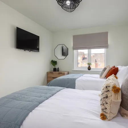 Luxuriou 5 Bedroom House By Homebird Management Short Lets & Serviced With Private Parking & Free Wifi Hébergement de vacances *