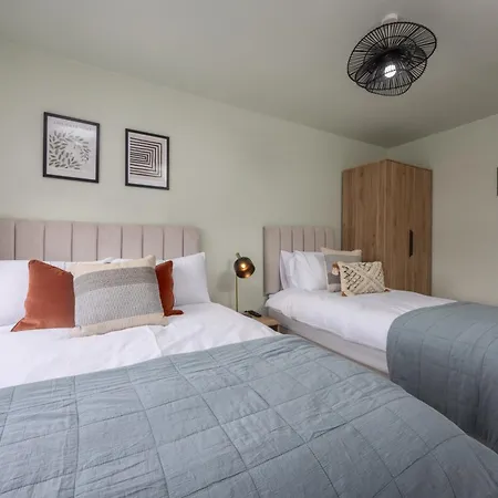 Luxuriou 5 Bedroom House By Homebird Management Short Lets & Serviced With Private Parking & Free Wifi Semesterbostad