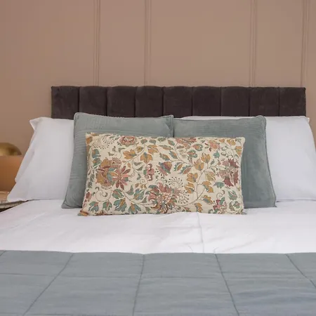 Luxuriou 5 Bedroom House By Homebird Management Short Lets & Serviced With Private Parking & Free Wifi Hébergement de vacances Leeds (West Yorkshire)