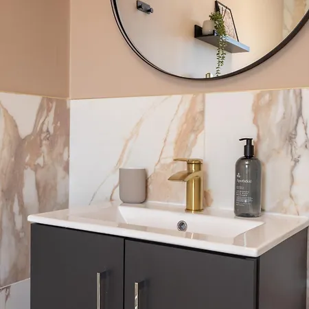 Luxuriou 5 Bedroom House By Homebird Management Short Lets & Serviced With Private Parking & Free Wifi Leeds (West Yorkshire)