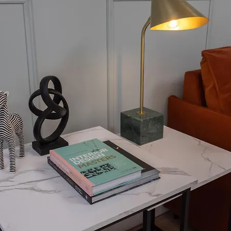 Luxuriou 5 Bedroom House By Homebird Management Short Lets & Serviced With Private Parking & Free Wifi Hébergement de vacances