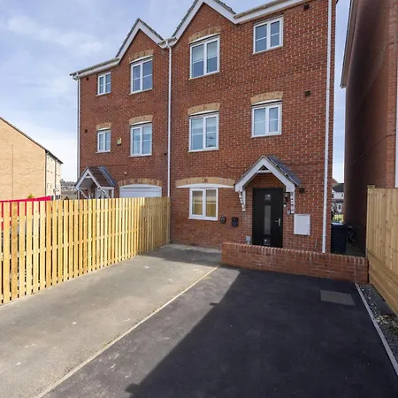 Luxuriou 5 Bedroom House By Homebird Management Short Lets & Serviced With Private Parking & Free Wifi Leeds (West Yorkshire)