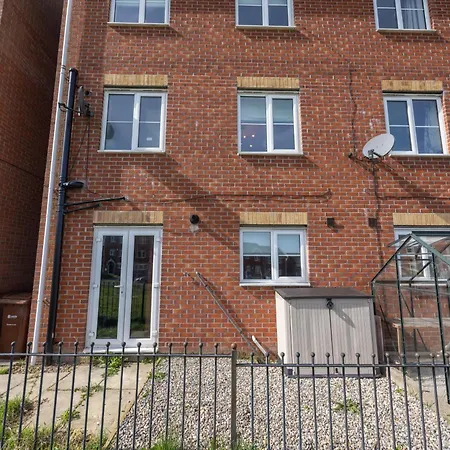 Luxuriou 5 Bedroom House By Homebird Management Short Lets & Serviced With Private Parking & Free Wifi Holiday home