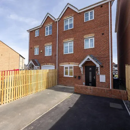 Luxuriou 5 Bedroom House By Homebird Management Short Lets & Serviced With Private Parking & Free Wifi Holiday home *