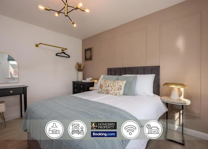 Luxuriou 5 Bedroom House By Homebird Management Short Lets & Serviced With Private Parking & Free Wifi בית נופש