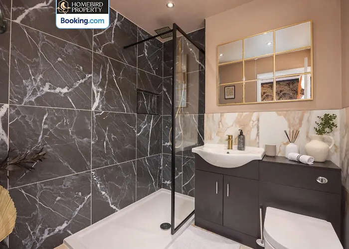 Luxuriou 5 Bedroom House By Homebird Management Short Lets & Serviced With Private Parking & Free Wifi בית נופש לידס