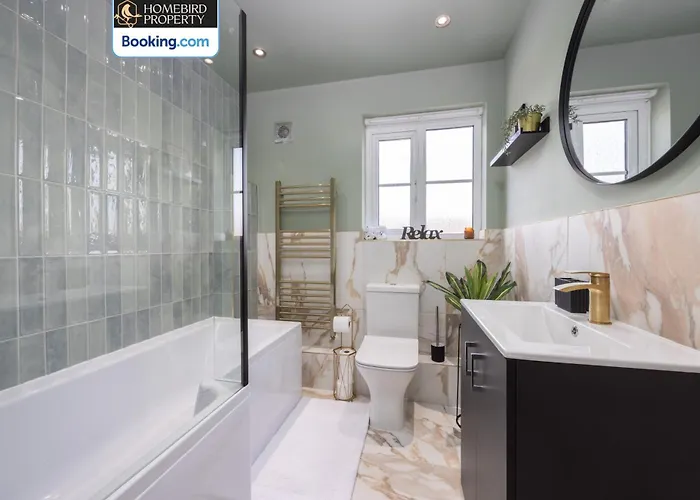 בית נופש Luxuriou 5 Bedroom House By Homebird Management Short Lets & Serviced With Private Parking & Free Wifi לידס