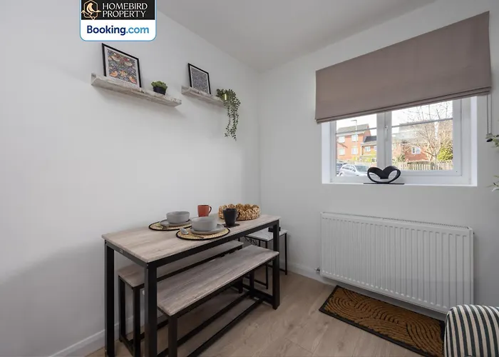 Luxuriou 5 Bedroom House By Homebird Management Short Lets & Serviced With Private Parking & Free Wifi * Leeds (West Yorkshire)