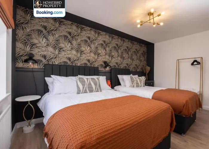 בית נופש Luxuriou 5 Bedroom House By Homebird Management Short Lets & Serviced With Private Parking & Free Wifi לידס