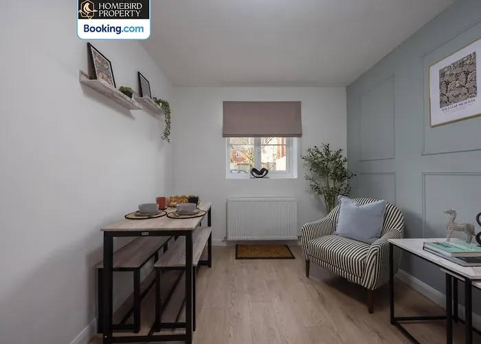 Luxuriou 5 Bedroom House By Homebird Management Short Lets & Serviced With Private Parking & Free Wifi בית נופש