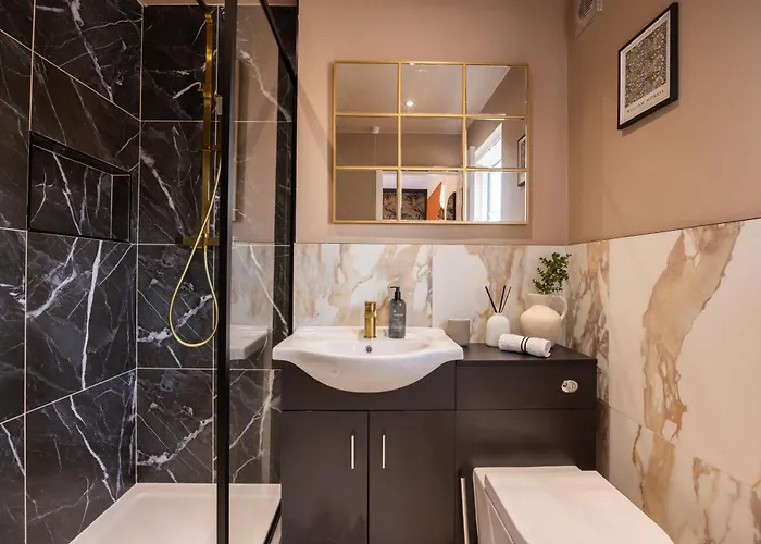 בית נופש Luxuriou 5 Bedroom House By Homebird Management Short Lets & Serviced With Private Parking & Free Wifi לידס