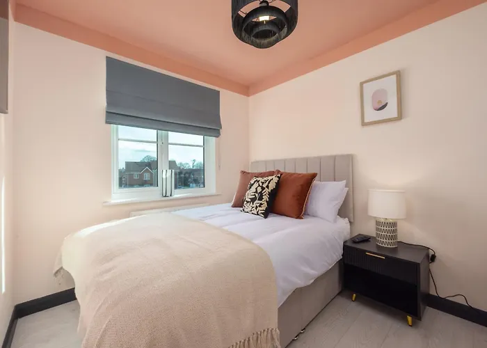 בית נופש Luxuriou 5 Bedroom House By Homebird Management Short Lets & Serviced With Private Parking & Free Wifi *