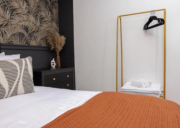 Holiday home Luxuriou 5 Bedroom House By Homebird Management Short Lets & Serviced With Private Parking & Free Wifi Leeds (West Yorkshire)