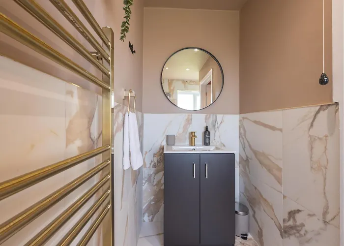 בית נופש Luxuriou 5 Bedroom House By Homebird Management Short Lets & Serviced With Private Parking & Free Wifi *