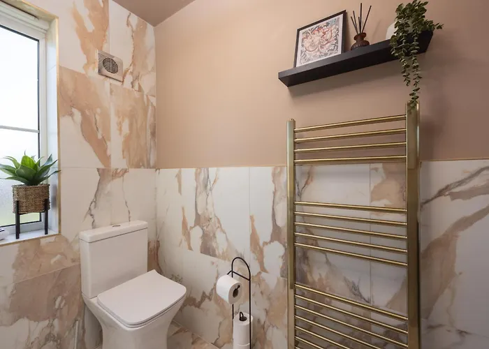 בית נופש Luxuriou 5 Bedroom House By Homebird Management Short Lets & Serviced With Private Parking & Free Wifi *