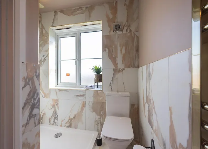 Luxuriou 5 Bedroom House By Homebird Management Short Lets & Serviced With Private Parking & Free Wifi * לידס