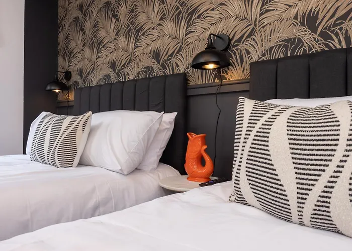 Luxuriou 5 Bedroom House By Homebird Management Short Lets & Serviced With Private Parking & Free Wifi * Leeds (West Yorkshire)