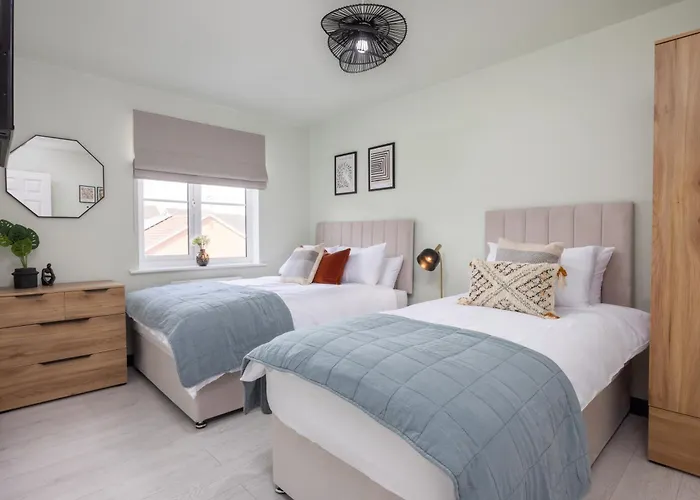 Luxuriou 5 Bedroom House By Homebird Management Short Lets & Serviced With Private Parking & Free Wifi בית נופש *