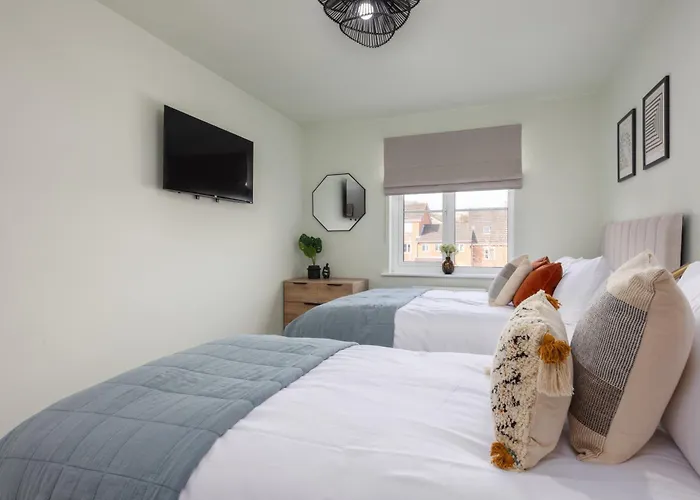 Luxuriou 5 Bedroom House By Homebird Management Short Lets & Serviced With Private Parking & Free Wifi בית נופש *