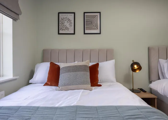 Holiday home Luxuriou 5 Bedroom House By Homebird Management Short Lets & Serviced With Private Parking & Free Wifi Leeds (West Yorkshire)