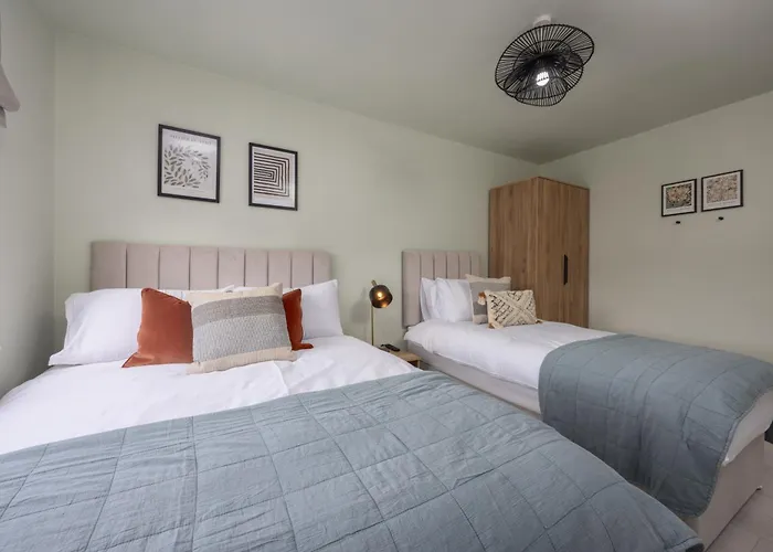 Luxuriou 5 Bedroom House By Homebird Management Short Lets & Serviced With Private Parking & Free Wifi Holiday home