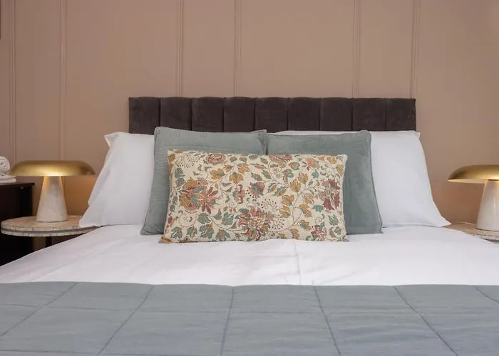 Luxuriou 5 Bedroom House By Homebird Management Short Lets & Serviced With Private Parking & Free Wifi Holiday home Leeds (West Yorkshire)