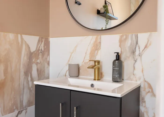 Luxuriou 5 Bedroom House By Homebird Management Short Lets & Serviced With Private Parking & Free Wifi Leeds (West Yorkshire)