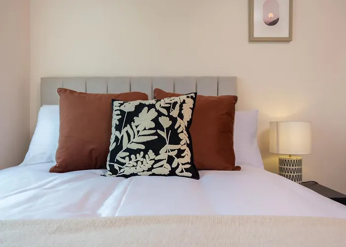 Luxuriou 5 Bedroom House By Homebird Management Short Lets & Serviced With Private Parking & Free Wifi * Leeds (West Yorkshire)