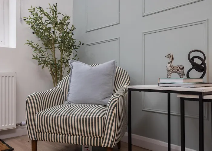 Luxuriou 5 Bedroom House By Homebird Management Short Lets & Serviced With Private Parking & Free Wifi Leeds (West Yorkshire)