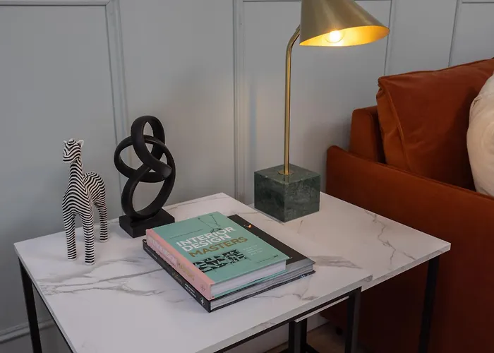 Luxuriou 5 Bedroom House By Homebird Management Short Lets & Serviced With Private Parking & Free Wifi Holiday home